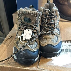 NWT Outland Lace Up Boys boots